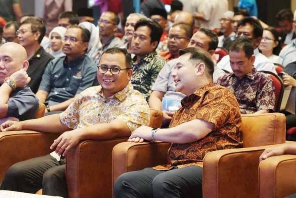 Amirudin bersama Rafizi (kanan) dalam Sesi Libat Urus Kementerian Ekonomi dengan Kerajaan Negeri Selangor di Pusat Konvensyen Majlis Bandaraya Shah Alam pada Sabtu.