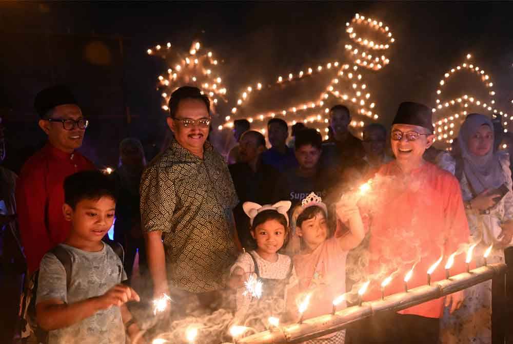 Razali (depan, kanan) bersama kanak-kanak yang hadir memeriahkan acara penutup pertandingan Pelita Raya Terengganu (Peliter @TTI), pada malam Sabtu. FOTO: Urusetia Penerangan Darul Iman (UPDI).