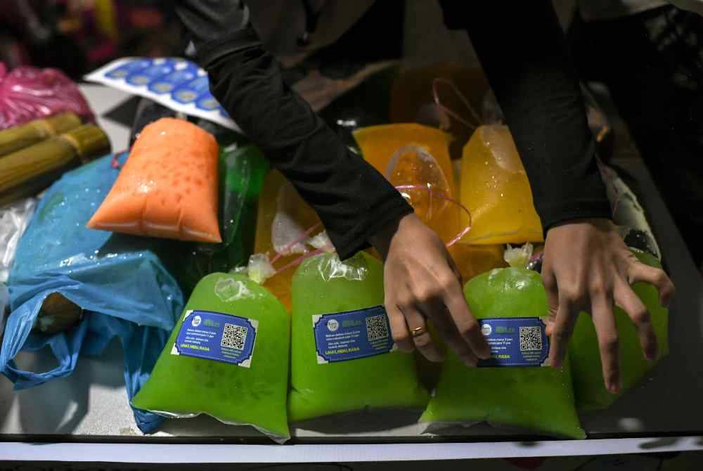 Minuman yang disumbangkan oleh peniaga pada program MySaveFood@Ramadan 2024 di Bazar Ramadan Taman Ria. Foto Bernama