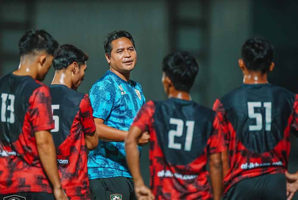 Nafuzi (tengah) semasa sesi latihan dalaman menentang pasukan KDA FC B yang akan bersaing dalam Piala MFL musim 2024/25 di Stadium Sultan Abdul Halim pada malam Jumaat.