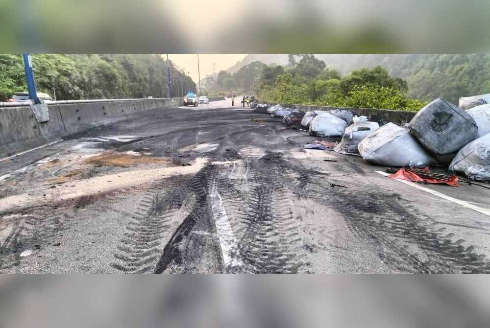 Insiden menyebabkan semua lorong arah utara terhalang sehingga kerja pembersihan selesai. Foto JBPM Perak