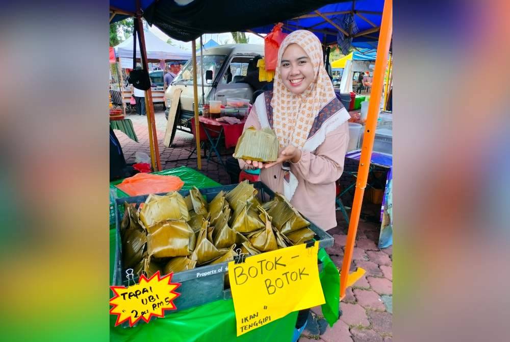 Nur Elyia menunjukkan botok-botok yang menjadi juadah istimewa Ramadan.