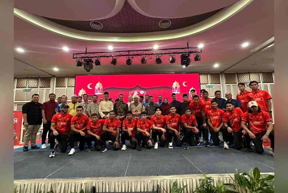 Para pemain bergambar dengan penaja KDN FC.