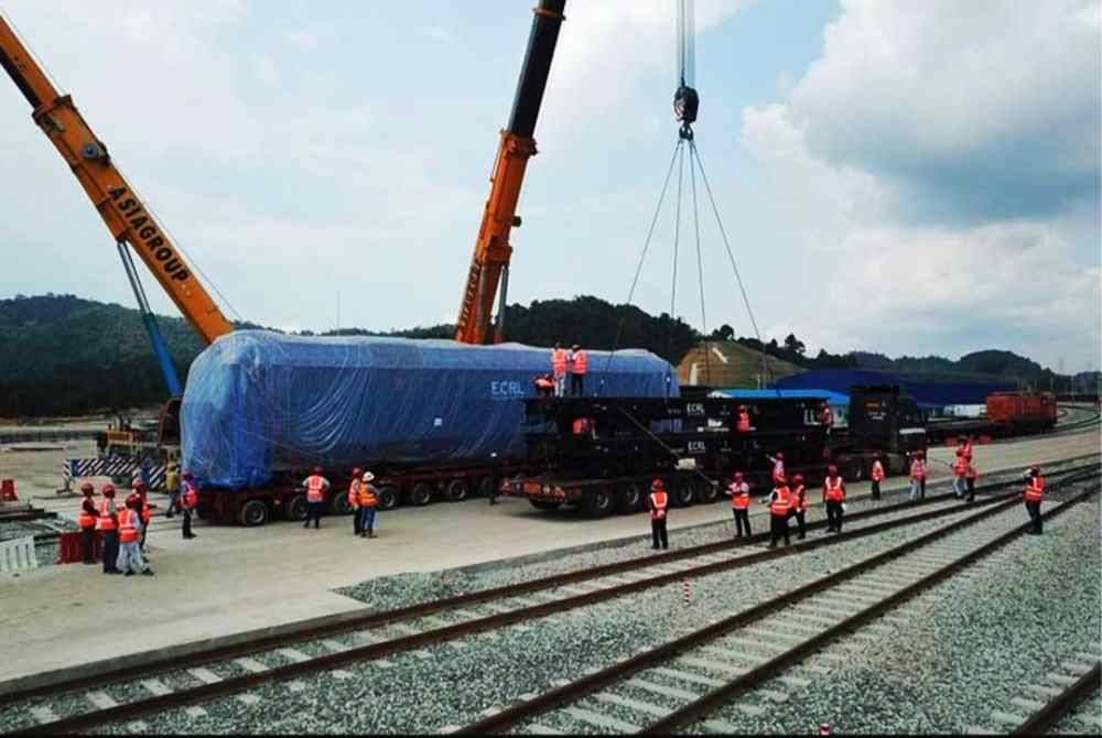 Kerja-kerja pembinaan Projek Laluan Rel Pantai Timur (ECRL) berada pada landasan tepat untuk disiapkan mengikut jadual pada Disember 2026 sebagaimana yang telah ditetapkan.
Foto:Ihsan