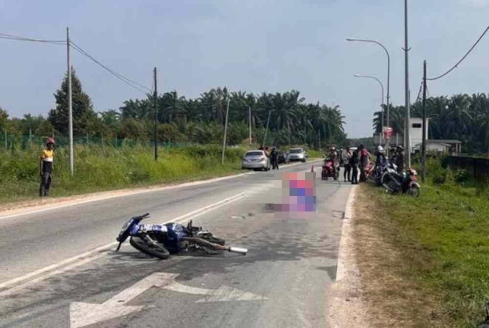 Seorang pelajar perempuan maut apabila motosikal yang ditunggangi terlibat kemalangan dengan dua buah kereta di Simpang Tiga Kampung Padang Buluh, Sidam Kiri, Sungai Petani. - Gambar ihsan PDRM