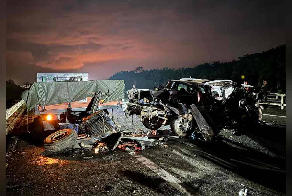 Keadaan lori satu tan yang remuk dalam nahas di kilometer (KM) 329.8 Lebuh Raya Pantai Timur 2 (LPT2) awal pagi Isnin.