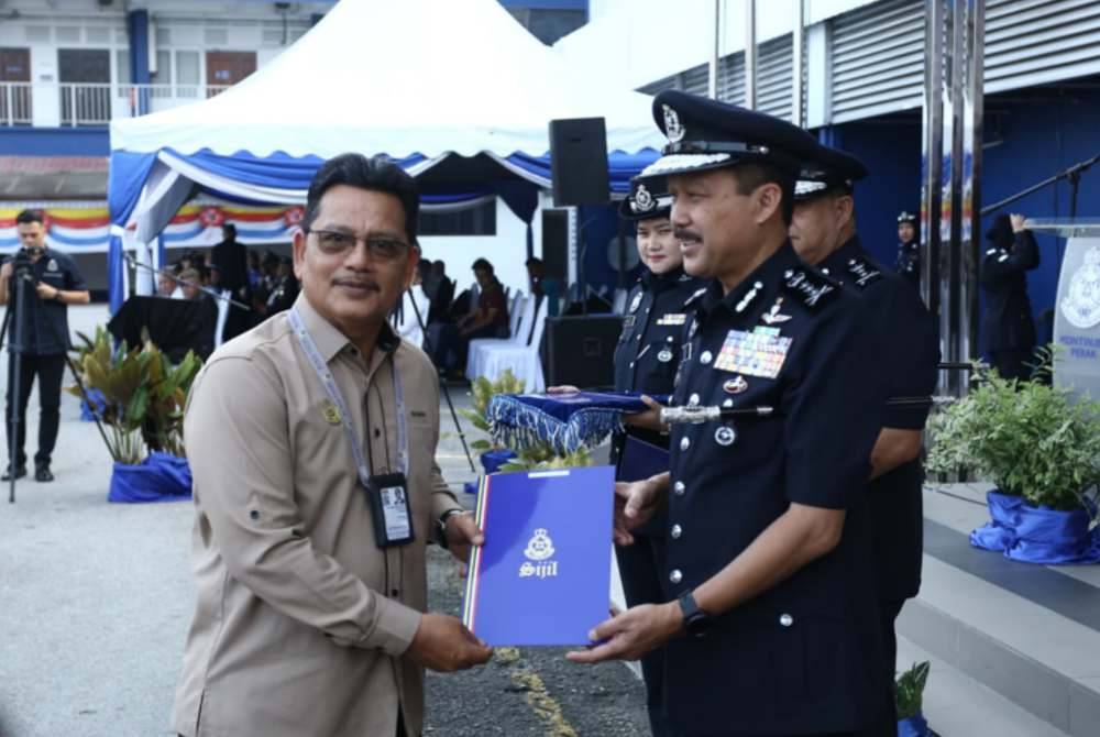 Mohd Yusri menyampaikan sijil penghargaan kepada media Setiausaha Kerajaan Negeri (SUK), Norazman Zambahari pada perhimpunan sempena Sambutan Hari Polis ke-217 Tahun 2024 peringkat IPK Perak.