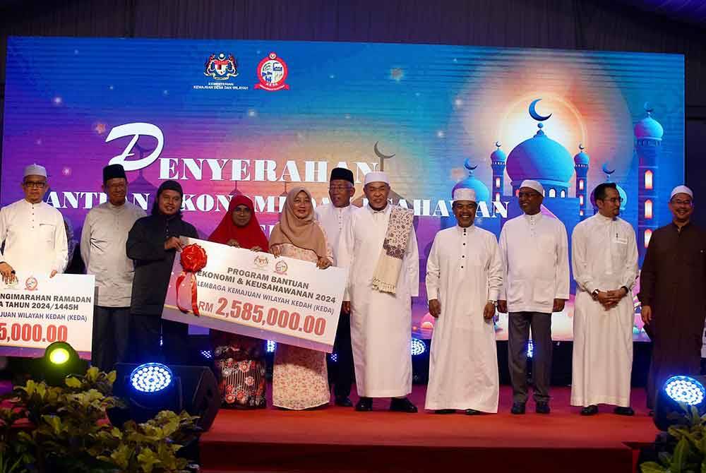 Ahmad Zahid menyampaikan sumbangan sempena program iftar Majlis Santunan Kasih Ramadan di Masjid Al-Falah, Felda Sungai Tiang, Pendang, Kedah pada Ahad.