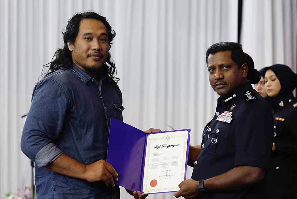 Muhammad Afham menerima surat penghargaan daripada Ketua Polis Selangor, Datuk Hussein Omar Khan dalam majlis yang diadakan di IPK Selangor pada Isnin.