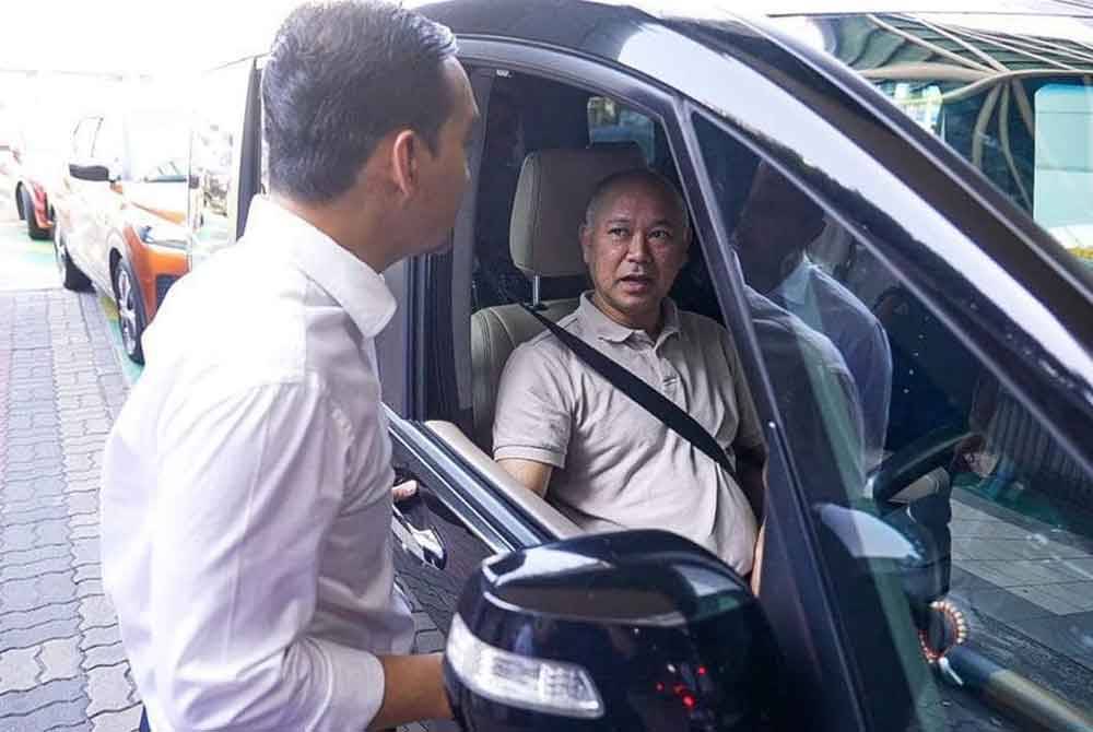 Onn Hafiz meninjau keadaan sesak di Tambak Johor, Johor Bahru selepas 13 kaunter tidak beroperasi pada pagi Ahad.
Foto ihsan Facebook Menteri Besar Johor