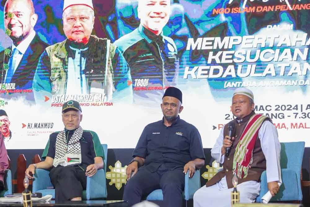 Dari kiri, Datuk Nadzim, Fadzil dan Masridzi ketika majlis Muzakarah NGO Islam dan Pejuang ABATA dalam mempertahankan kesucian serta kedaulatan Islam di Malakat Mall di sini pada Ahad.