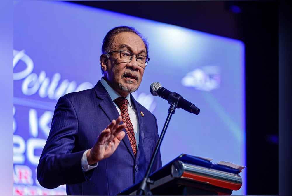 Perdana Menteri, Datuk Seri Anwar Ibrahim berucap pada sambutan Peringatan Hari Polis Ke-217 di Pusat Latihan Polis (PULAPOL) Kuala Lumpur pada Isnin. Foto Bernama