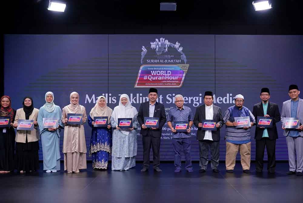 Pengasas Yayasan Warisan Ummah Ikhlas (WUIF), Datuk Dr Hussamuddin Yaacub (tengah) bergambar bersama wakil media yang hadir pada Majlis Taklimat Sinergi Media Ummah #GrandReset: Kesatuan dan Transformasi Sosial di Studio My #QuranTime, Kumpulan Karangkraf pada Isnin. FOTO: SINAR HARIAN / MOHD HALIM ABDUL WAHID