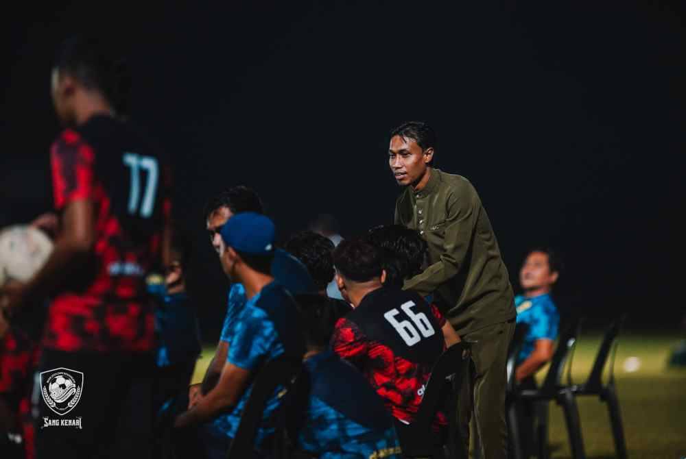 Baddrol (kanan) semasa memantau pasukan KDA FC B23 pada aksi perlawanan persahabatan menentang skuad utama KDA FC di Stadium Sultan Abdul Halim pada Jumaat lalu. Foto KDA FC