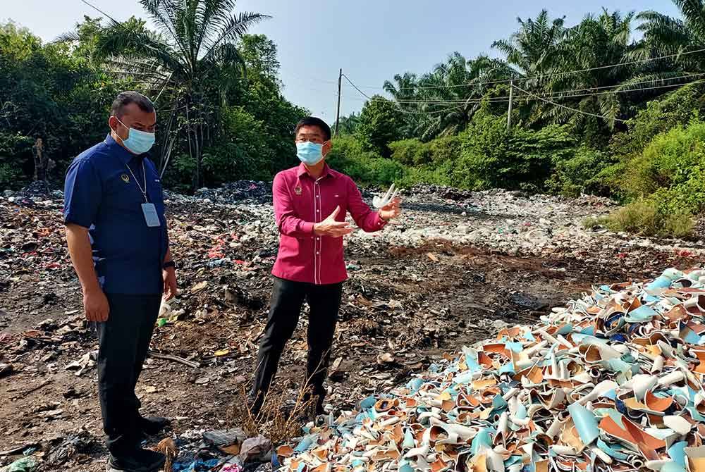 Kok Lim (kanan) bersama Mohammad Ezanni semasa meninjau kawasan berisiko terbakar di Kawasan Perindustrian Gopeng pada Isnin.