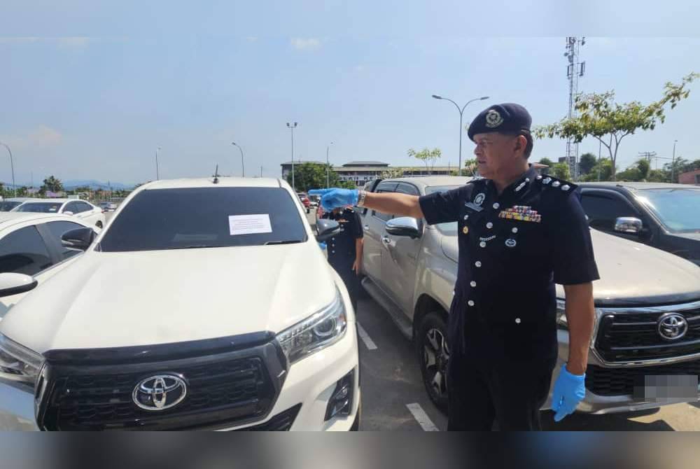 Mohd Zaidi menunjukkan kenderaan yang dirampas pihak polis pada Isnin, dalam siri tangkapan membabitkan kumpulan pecah rumah Geng Yan di Kota Kinabalu baru-baru ini.