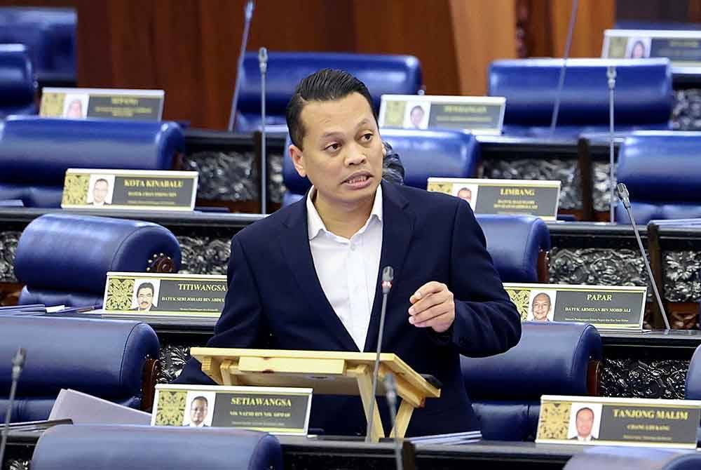 Nik Nazmi ketika menghadiri Sidang Dewan Rakyat di Parlimen pada Isnin. Foto Bernama