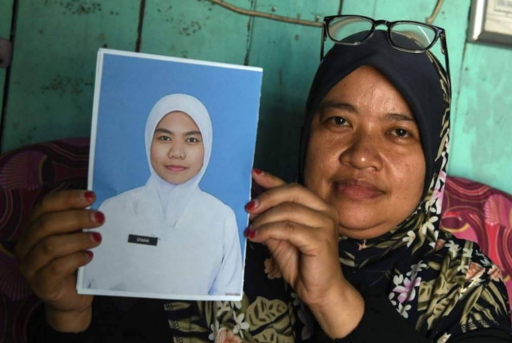 Maznah menunjukkan gambar anaknya, Nor Diana ketika ditemui di Kuarters Keretapi Tanah Melayu Berhad (KTMB) Jalan Stesen Keretapi Tumpat. Foto Bernama