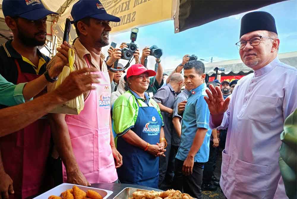 Anwar meluangkan masa berkunjung ke Bazar Ramadan Rahmah Madani di Taman Perpaduan dekat Ulu Kinta pada Isnin.