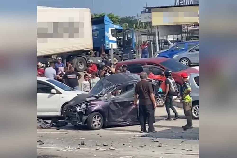 Keadaan di lokasi nahas membabitkan 11 kenderaan di Lebuhraya Pasir Gudang.