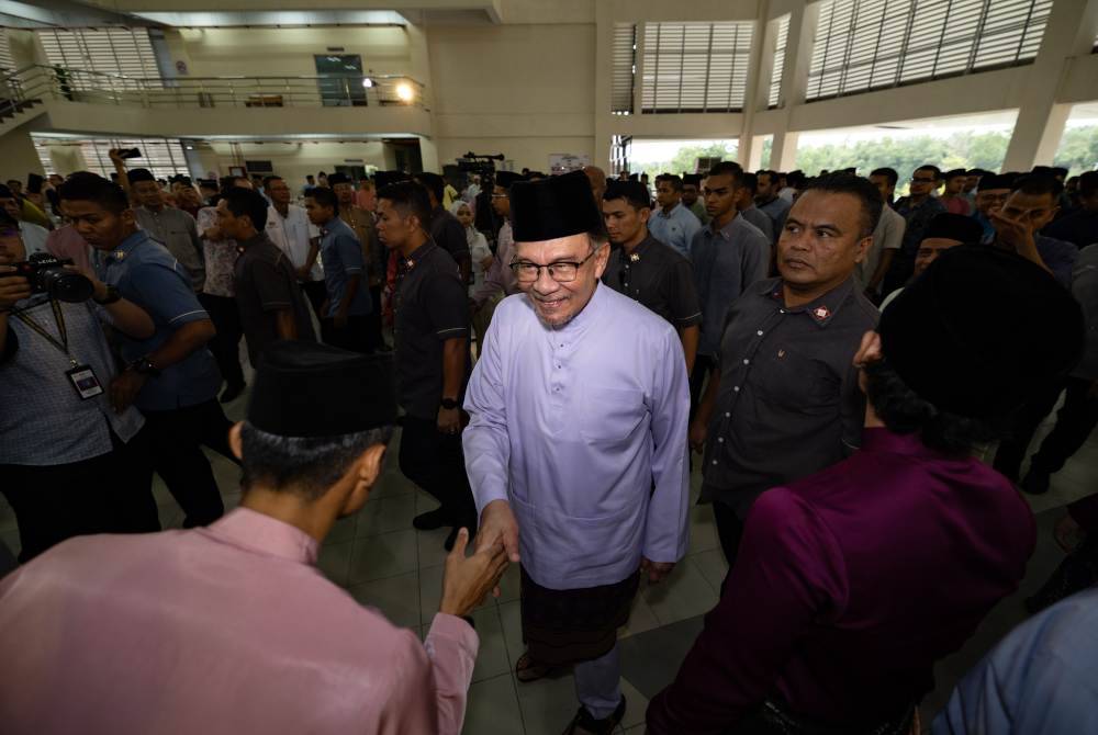 Anwar beramah mesra bersama orang ramai ketika menghadiri Majlis Berbuka Puasa Madani 2024 Bersama Perdana Menteri di Kolej Polytech Mara, Meru, Ipoh hari ini. Foto Bernama