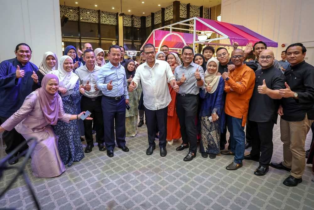 Saifuddin Nasution (tengah) bersama warga kerja kementeriannya pada Majlis Perjumpaan Khas bersama pengurusan tertinggi KDN, Jabatan, Agensi dan Pengamal Media 2024. Foto Bernama