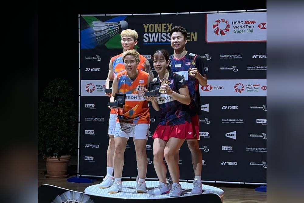 Soon Huat-Shevon Lai bersama Tang Jie-Ee Wei selepas perlawanan akhir Terbuka Switzerland Super 300 di Saint Jakobshalle, Basel. Foto Agensi