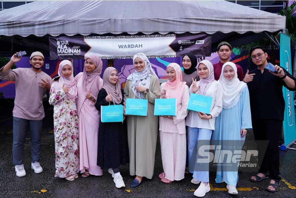 Warga kerja Wardah Beauty, Kahf dan Emina Cosmetics selesai mengagihkan cenderamata buat 300 pengunjung terawal. Foto Sinar Harian - MOHD HALIM ABDUL WAHID