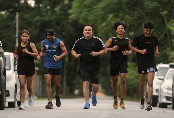 Bernard Radin (tengah) bersama anak buahnya melakukan latihan intensif termasuk perlawanan peringkat antarabangsa sebagai persiapan menghadapi Sukma 2024. Foto fail Bernama