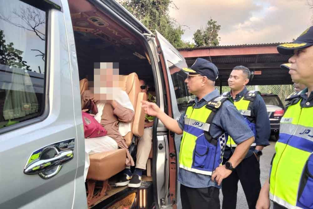 Lokman bertemu pelancong dari Thailand yang menaiki &#039;van pelancong&#039; tanpa dokumen yang dibenarkan melalui Ops Khas Van Putih JPJ dan Pejabat MOTAC Mengesan Ulat Pelancong pada Isnin.