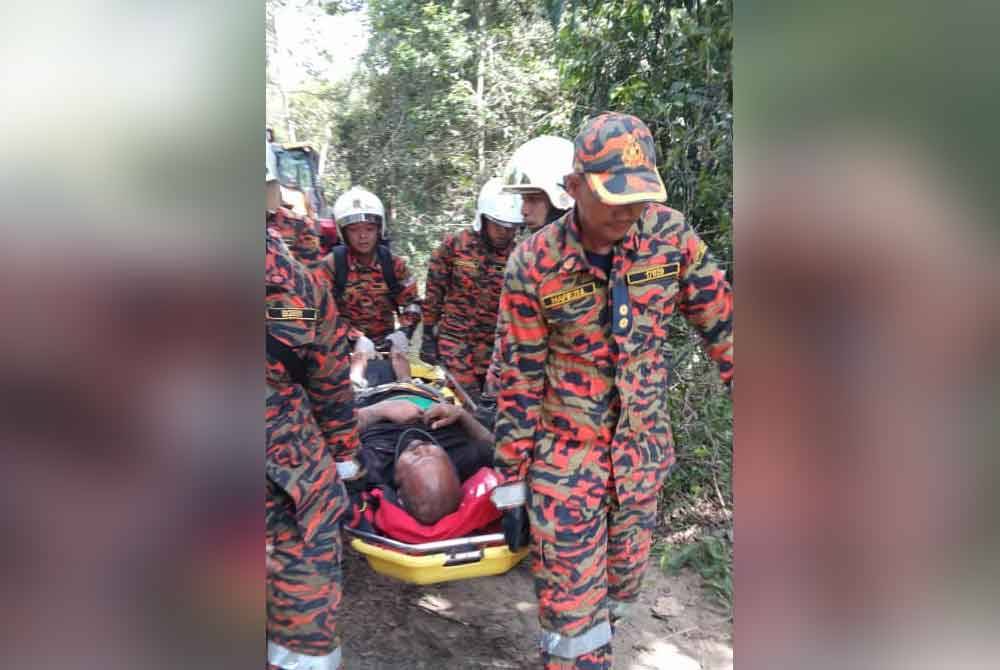 Beberapa anggota dan pegawai bomba dari Balai Bomba dan Penyelamat Cheneh membawa keluar mangsa yang cedera dirempuh gajah. Foto bomba