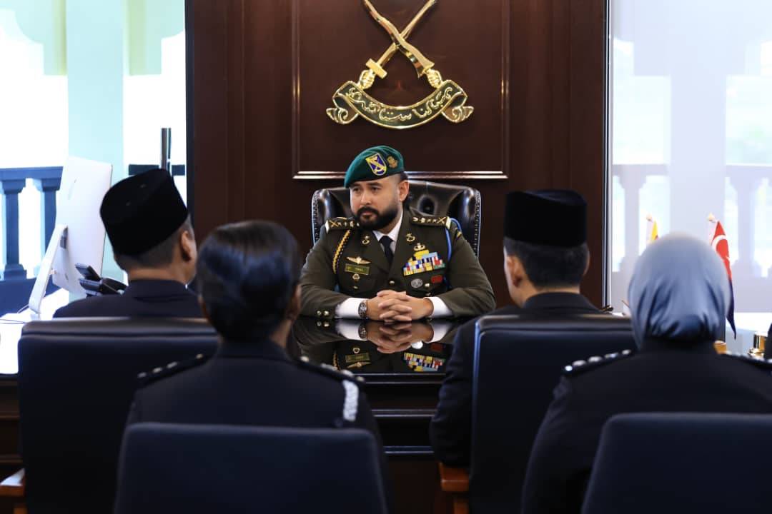 Tunku Mahkota Ismail menerima mengadap Onn Hafiz, Azmi, Azmi, Mohamad Fazli, Baharuddin dan wakil-wakil daripada Jabatan Imigresen Johor bagi membincangkan isu dan operasi di BSI dan KSAB di Johor Bahru pada Selasa