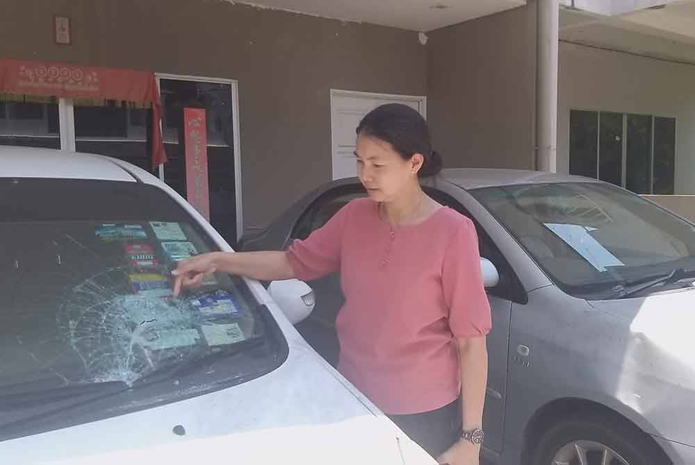 Dua kereta milik ADUN Indera Kayangan rosak akibat kes khianat. Foto YB Peghelih