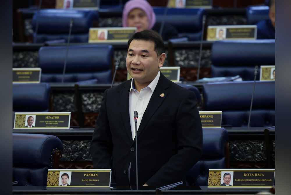 Rafizi ketika sesi soal jawab Pertanyaan-Pertanyaan Jawab Lisan pada Sidang Dewan Rakyat di Bangunan Parlimen. Foto Bernama