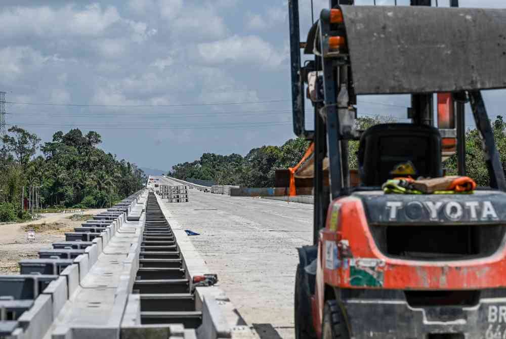 Kerja-kerja pembinaan projek ECRL di Terengganu sudah mencapai kemajuan 80.28 peratus setakat Februari lepas. Foto Bernama