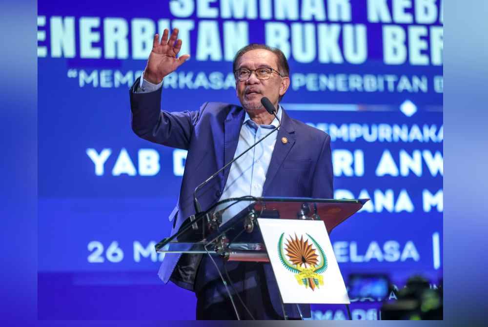 Perdana Menteri Datuk Seri Anwar Ibrahim berucap pada Seminar Kebangsaan Penerbitan Buku Berbahasa Melayu di Balai Budaya Tun Syed Nasir, Wisma Dewan Bahasa dan Pustaka hari. Foto Bernama