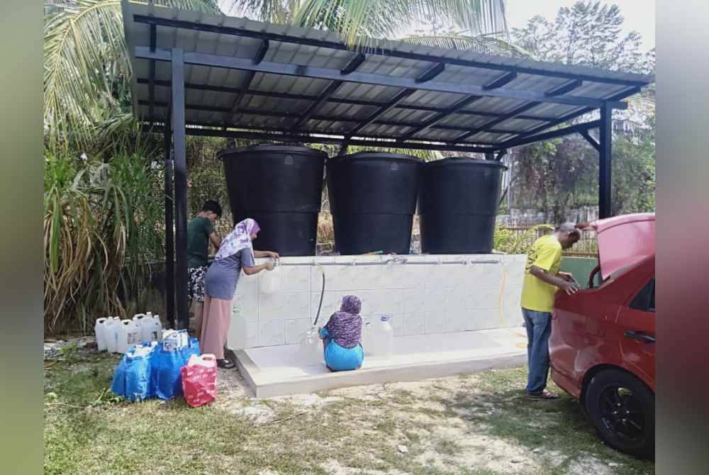 Penduduk terpaksa mengambil air dari telaga tiub di Surau Imaduddin selepas bekalan air terjejas.