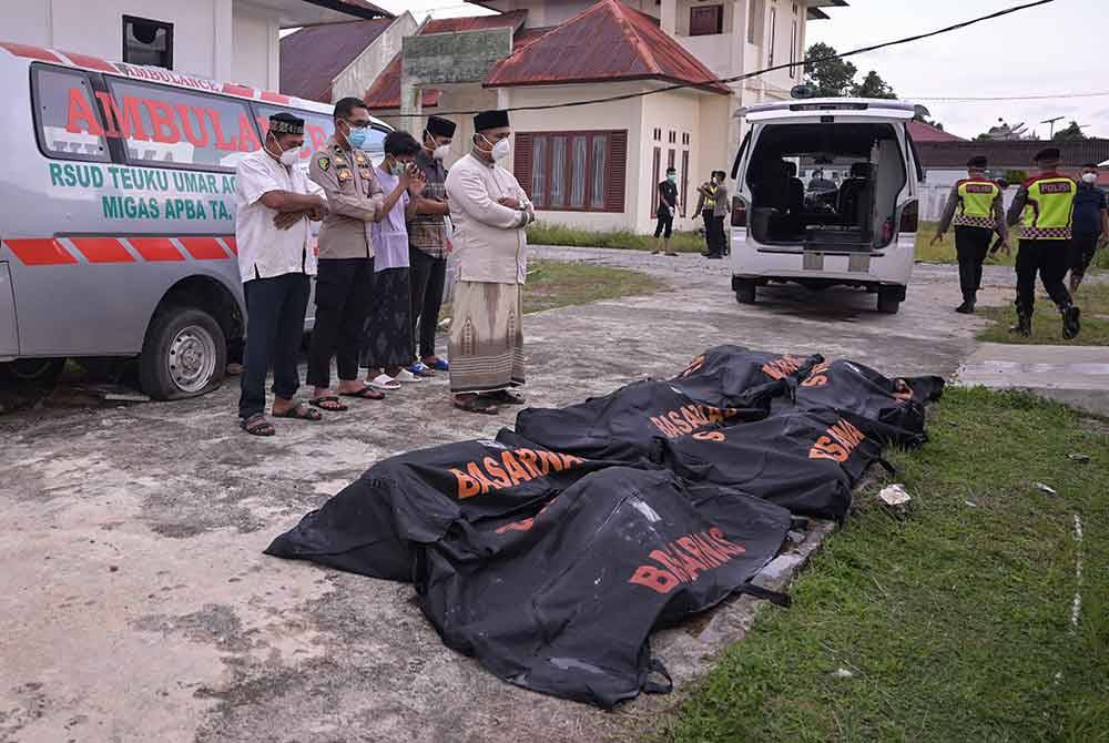 Mayat pelarian Rohingya yang ditemui di perairan Indonesia disembahyangkan sebelum dikebumikan. Foto AFP