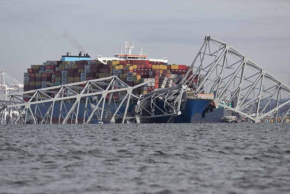 Runtuhan rangka keluli Jambatan Utama Francis Scott &#039;tersangkut&#039; pada kapal kontena tersebut. - Foto AFP