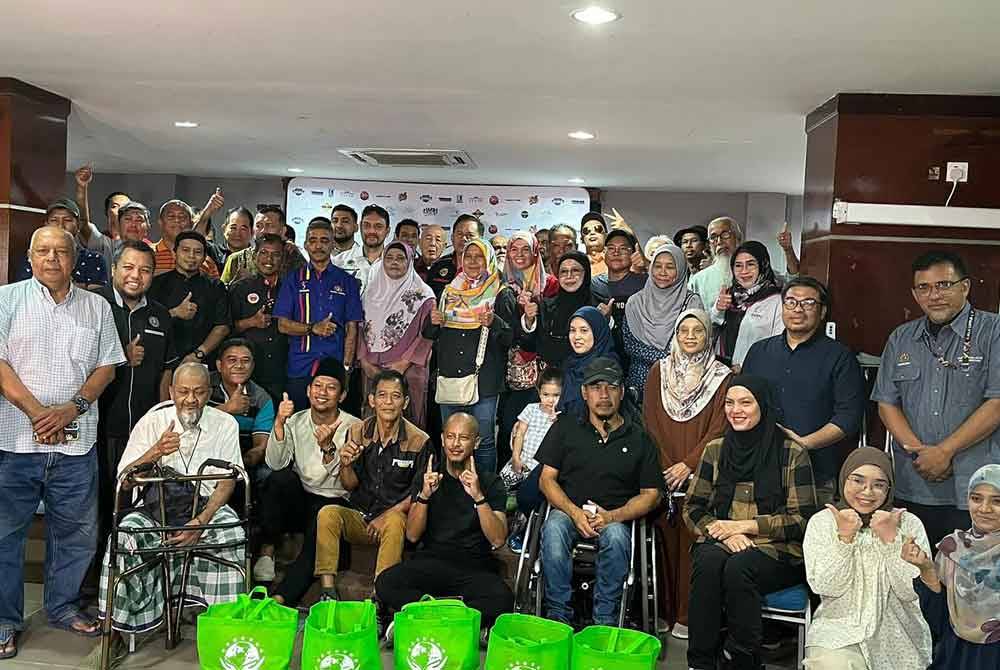 Noorul Ariffin (enam, kiri) bersama bekas atlet kebangsaan selepas Majlis Penyerahan Sumbangan Ramadan Al-Mubarak Yakeb bersama DPMUM pada Selasa.