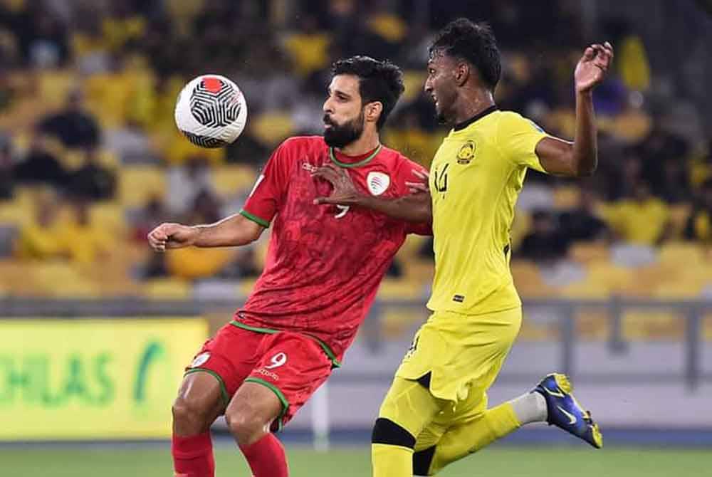 Omer (kiri) meledak gol pertama buat Oman menerusi sepakan penalti pada masa kecederaan babak pertama. Foto FB FAM.