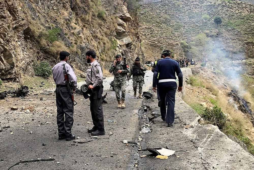 Pihak berkuasa memeriksa lokasi serangan yang berlaku berhampiran bandar Besham di Shangla. Foto AFP