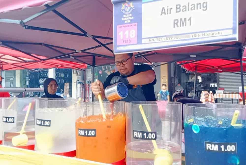 Meskipun berdepan kenaikan harga barang, Mohd Affizi masih menjual air pada harga RM1 sebungkus.