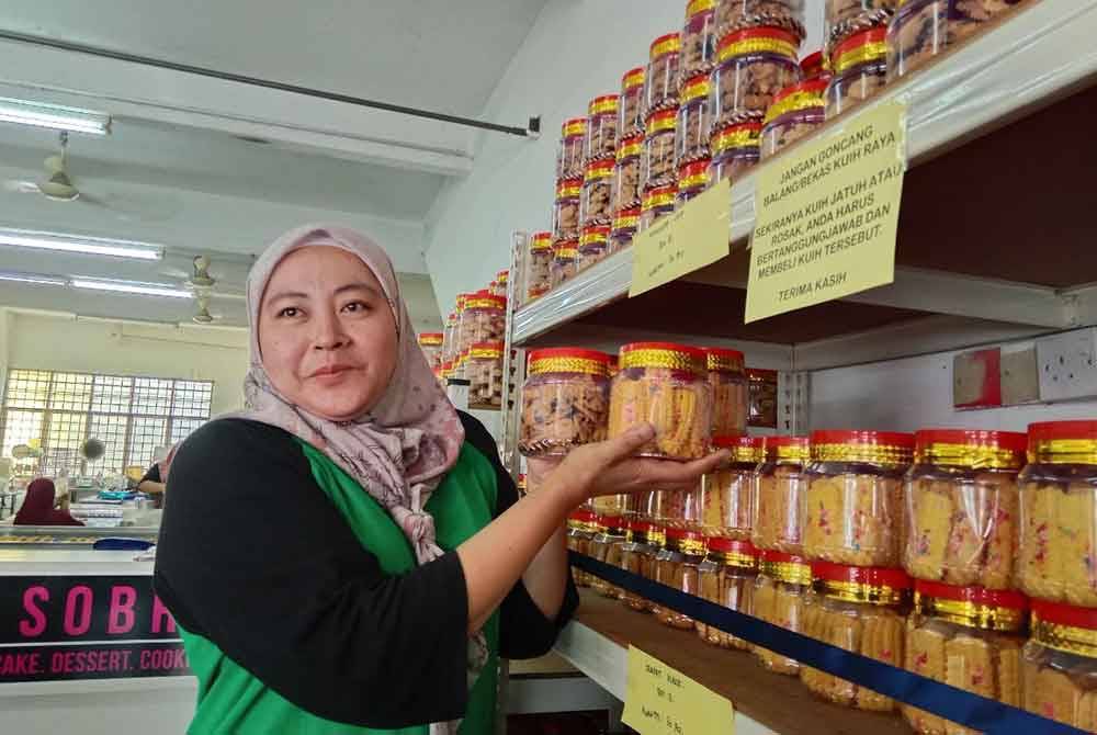 Pengalaman hidup susah sehingga tidak mampu membeli kuih raya sewaktu zaman kanak-kanaknya, mendorong Norazlina menjual pelbagai jenis biskut raya serendah RM13 sebalang.