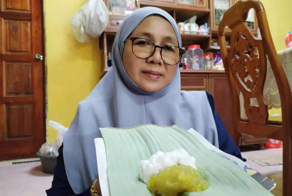 Adunan kuih tepung boko ubi kayu yang telah siap dimasak akan diasingkan untuk dibungkus di dalam daun pisang.