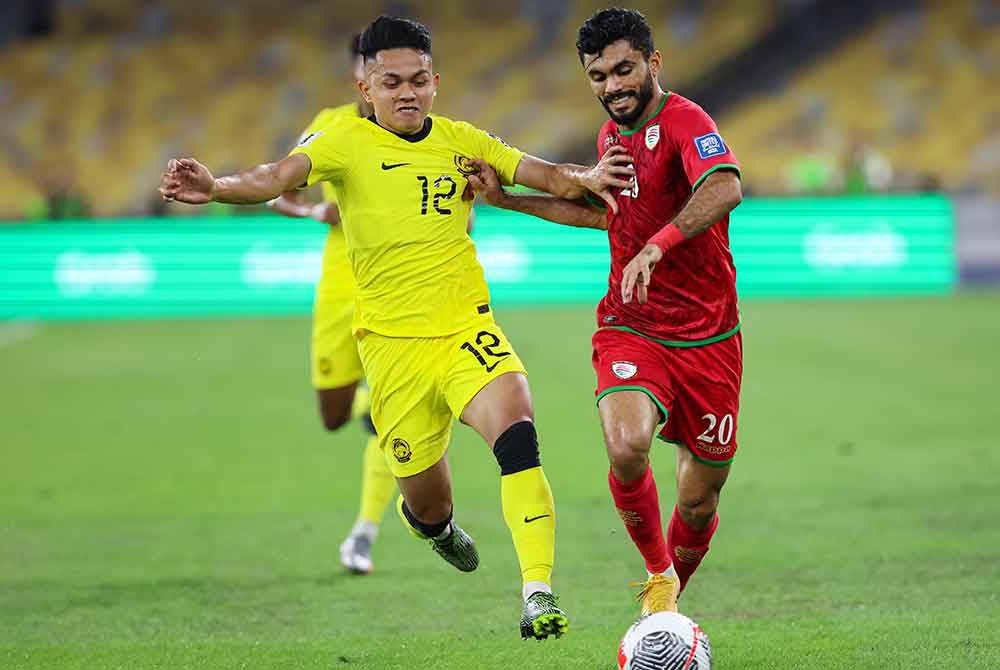 Aksi pemain Malaysia, Arif Aiman Mohd Hanapi mengasak pemain Oman, Salaah Al Yahyaei pada perlawanan Kumpulan D Kelayakan Piala Dunia 2026/Piala Asia 2027 di Stadium Nasional Bukit Jalil malam ini. - Foto Bernama