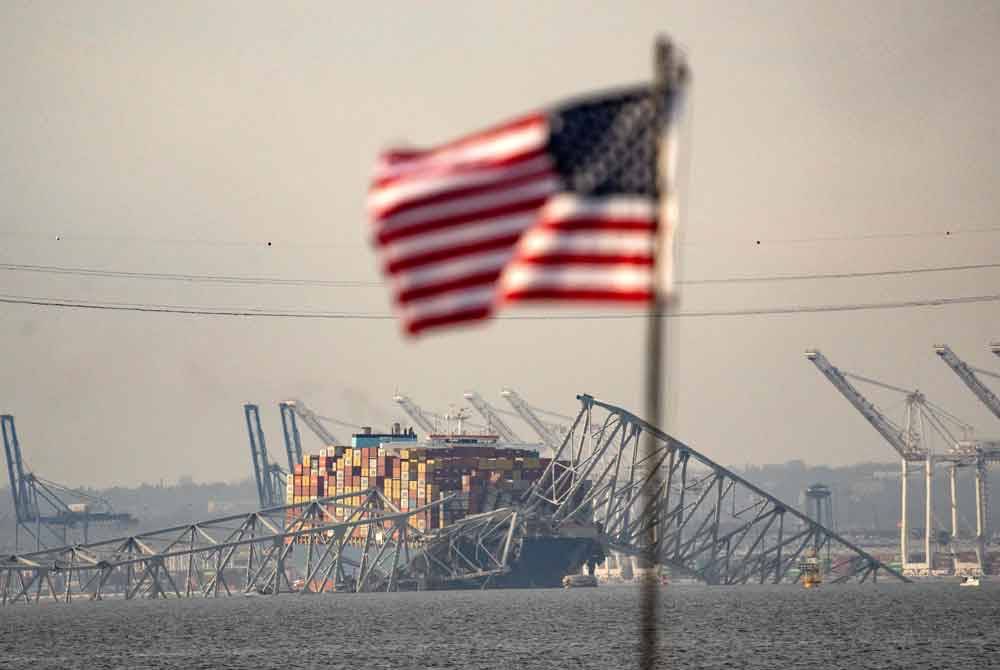 Sebahagian daripada rangka keluli Jambatan Francis Scott Key di atas kapal kontena Dali selepas jambatan itu runtuh di Baltimore, Maryland pada Selasa. Foto AFP