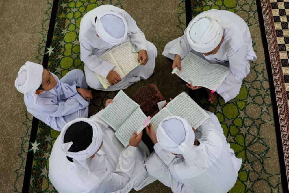 Aktiviti tadarus al-Quran perlu dijadikan sebagai program rutin bagi terus meningkatkan ketakwaan kepada ALLAH SWT. Gambar hiasan