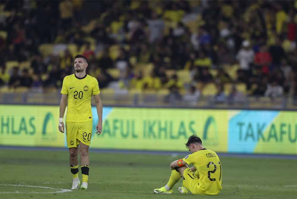 Ketua pasukan negara, Dion Cools (kanan) dan penyerang negara, Romel Morales (kiri) kecewa selepas tewas kepada pasukan Oman pada perlawanan Kumpulan D bagi Kelayakan Piala Dunia 2026 dan Piala Asia 2027 di antara Malaysia menentang Oman di Stadium Nasional Bukit Jalil malam tadi. Foto Bernama