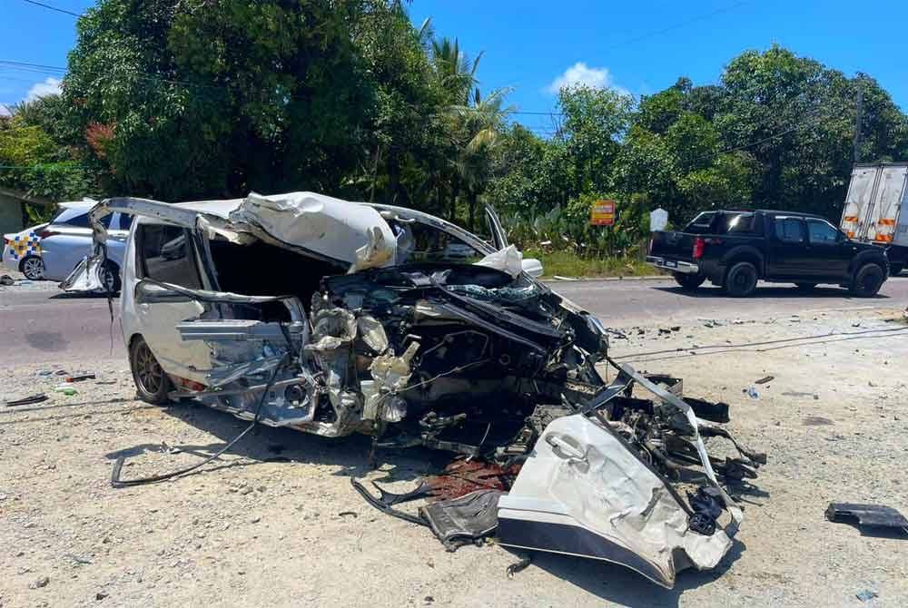 Seorang pemandu MPV jenis Perodua Alza maut dipercayai merempuh sebuah lori di jalan Bator, Bachok pada Selasa.